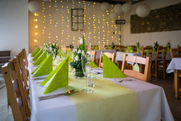 Zelená svatební tabule, ubrousky a světýlka