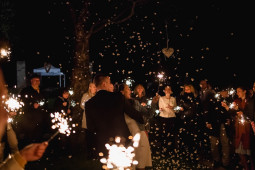 Prskavkový tanec a konfety - skvělá aktivita na svatbu