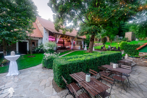 Svatba na Statek Blažejovice 2025 (nádvoří) (w)--3