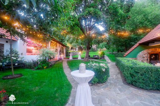 Svatba na Statek Blažejovice 2025 (nádvoří) (w)--4