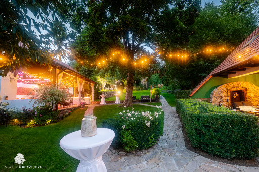 Svatba na Statek Blažejovice 2025 (nádvoří) (w)--5