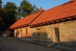 Jeden z mála momentů kdy je uklizeno (pohled ze dvora) Září 2009.jpg