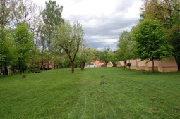 Sad - květen 2012